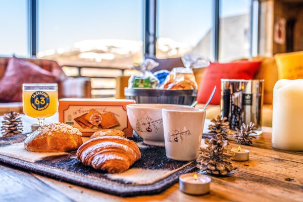 Plateau de petit déjeuner au chalet l’Anorak à Super Besse
