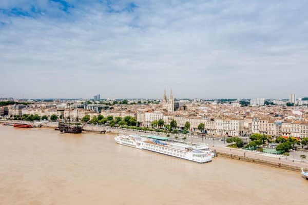 LEGENDE : LA GARONNE ET BORDEAUX VUE PAR DRONE / QUAI DES CHARTRONS